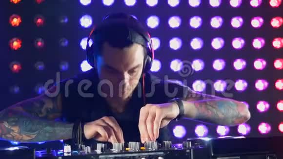 专业DJ使用特殊设备在夜总会演奏音乐视频的预览图