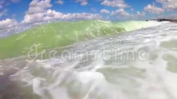 海波带蓝天白云视频的预览图