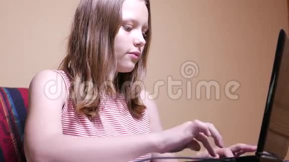 坐在笔记本电脑前的女孩视频的预览图