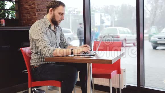 在咖啡馆工作的男性手视频的预览图