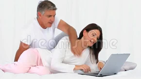 中年夫妇用笔记本电脑视频的预览图