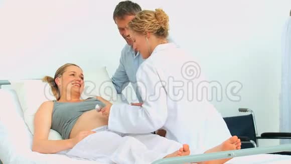 可爱的护士检查孕妇视频的预览图