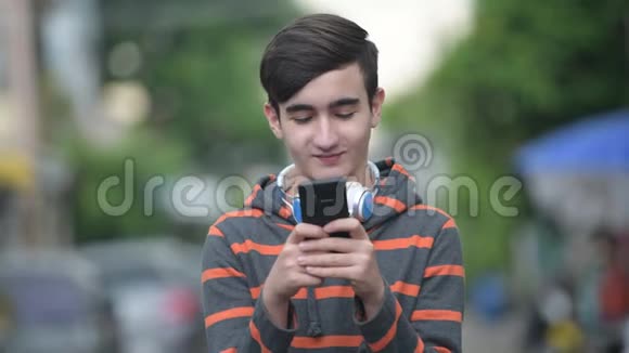 年轻英俊的伊朗少年在户外街头视频的预览图
