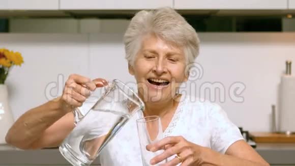 退休妇女倒杯水视频的预览图