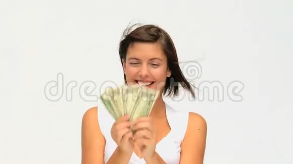 美丽的黑发女人数着她的美元视频的预览图