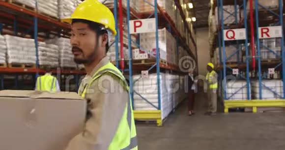 在仓库工作的年轻人微笑着的画像视频的预览图