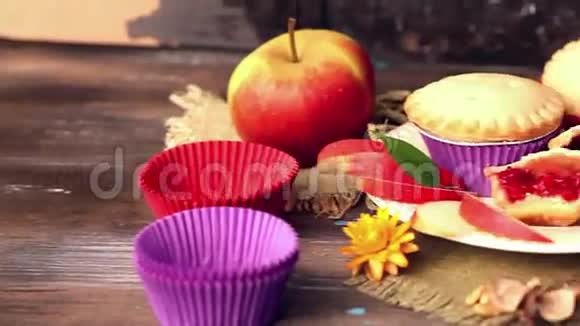 蛋糕篮浆果果仁木桌乡村松饼小蛋糕手视频的预览图