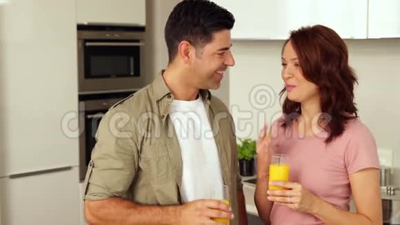 年轻夫妇聊天喝橙汁视频的预览图