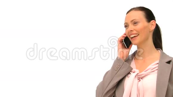 有辐射的女人在白色背景下打电话视频的预览图