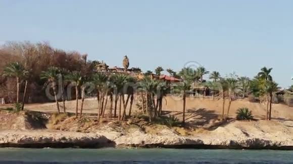 沿着红海海岸线和酒店的风景如画的旅行视频的预览图
