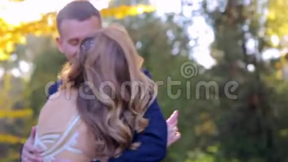 美丽的情侣在秋天公园接吻视频的预览图
