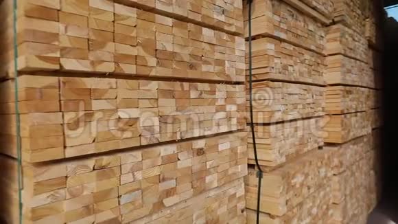 一个木材材料的大仓库整齐的折叠木材在锯木厂的仓库木材的仓库视频的预览图