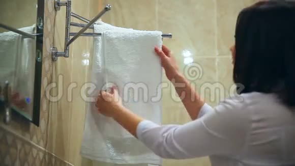 女服务员给女清洁卫生间毛巾视频的预览图