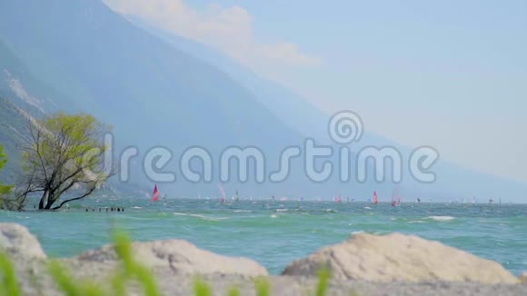 加德纳湖的冲浪车视频的预览图