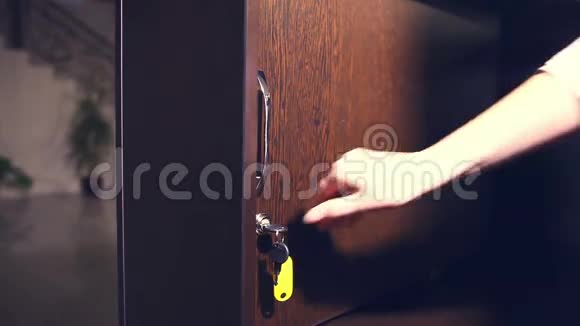 几把女旅馆的钥匙在木板上接待视频的预览图