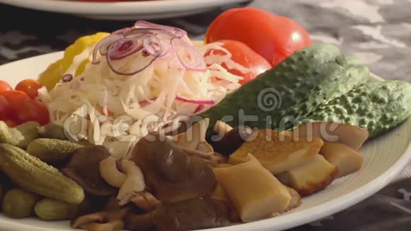 盘子傻瓜番茄黄瓜蘑菇蝴蝶结和卷心菜潘戈隆视频的预览图