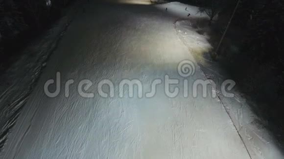 夜间滑雪胜地空中观景视频的预览图