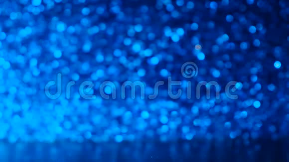 奥姆斯克俄罗斯啤酒厂272018年玩具模型车与礼品盒在屋顶乘坐蓝色模糊闪烁背景圣诞节视频的预览图