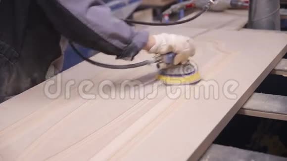 专业木工打磨木板表面快关门视频的预览图