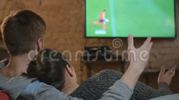 两个在电视上看足球的年轻人视频的预览图