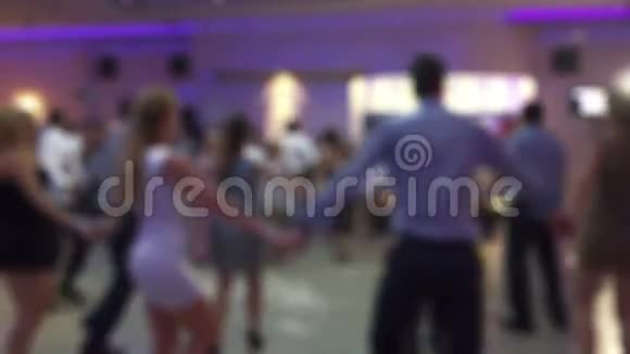人们跳舞的本土巴尔干舞蹈0视频的预览图