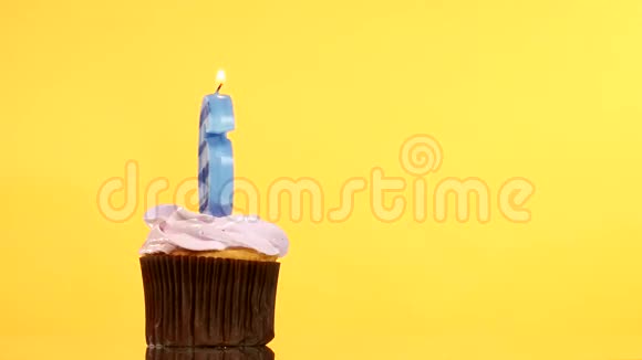 六号蜡烛的生日蛋糕视频的预览图