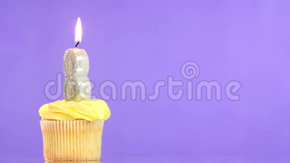 八号蜡烛的生日蛋糕视频的预览图