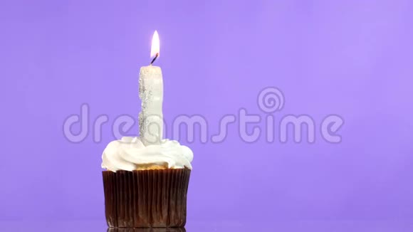 三号蜡烛的生日蛋糕视频的预览图