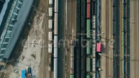 在铁路轨道上一列客运火车缓慢行驶从铁路上的火车轨道上起飞视频的预览图