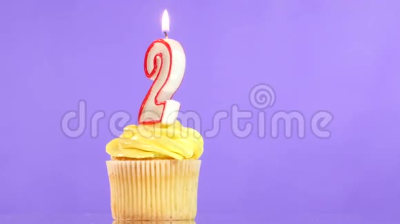 有第二支蜡烛的生日蛋糕视频的预览图