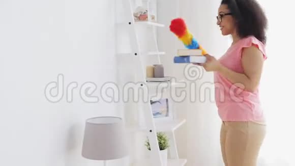 家里有清洁工的快乐女人视频的预览图