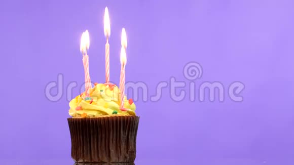 紫色的五支蜡烛生日蛋糕视频的预览图