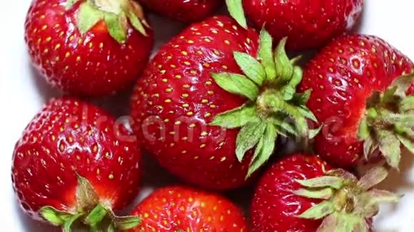 旋转草莓新鲜成熟多汁美味的草莓宏观的视频的预览图
