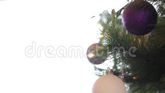 圣诞树上五颜六色的装饰品视频的预览图