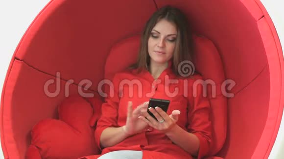 年轻女性客户玩智能手机视频的预览图