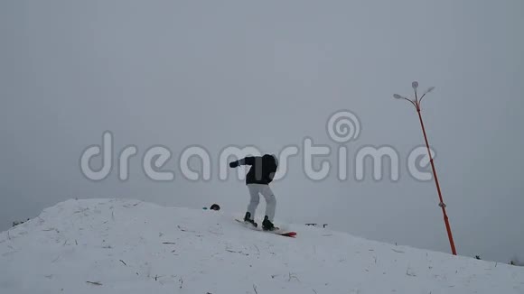 滑雪者冬季运动在山上的雪地里跳跃视频的预览图