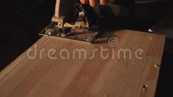 木匠的手用圆锯切割一块木头背景太阳耀斑视频的预览图