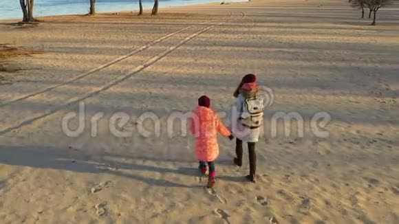妈妈和女儿在海边散步视频的预览图