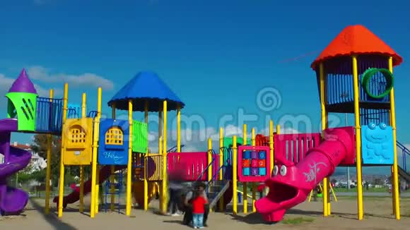 游乐场欢乐时光儿童在大自然中的位置视频的预览图