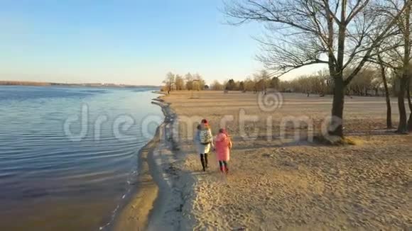 妈妈和女儿在海边散步视频的预览图