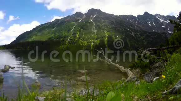 湖泊在山区的景观时间推移视频的预览图