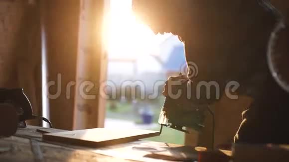 一个留着胡子的大胆的木匠圆锯切割木材背景太阳耀斑视频的预览图