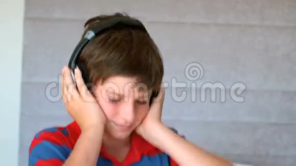 跳舞的小男孩喜欢带耳机的音乐视频的预览图
