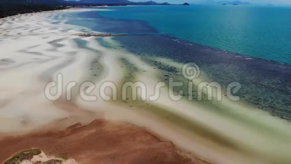 不寻常的白沙海岸令人叹为观止的沙波状海滨景观亚洲的天堂岛屿无人视野自然视频的预览图