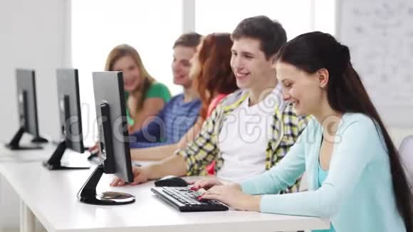 在学校用电脑工作的学生微笑视频的预览图