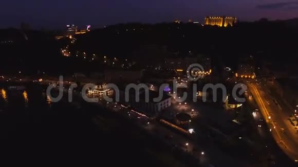 夜晚乘坐汽车俯瞰欧洲城市视频的预览图