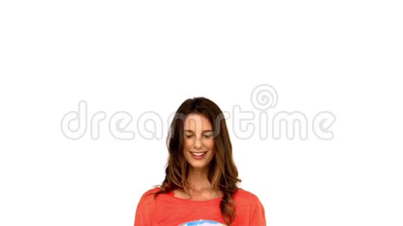 女人在白色背景下扔地球仪视频的预览图
