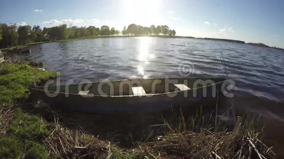 春天傍晚木制渔船在湖水上捕鱼延时4K视频的预览图