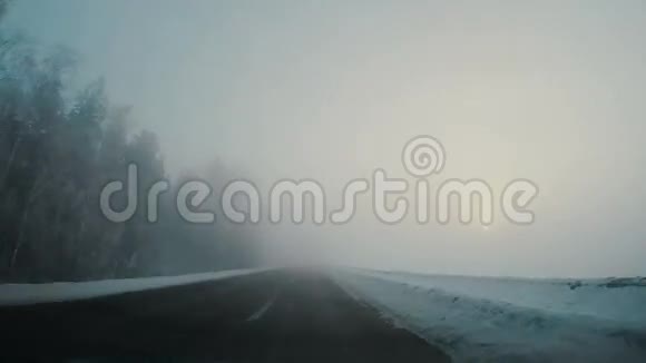 冬天在雾中驾驶汽车太阳透过雾照进来视频的预览图