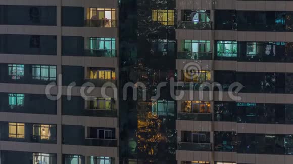 外部公寓楼时间推移夜景高耸的摩天大楼窗户闪烁着灯光视频的预览图